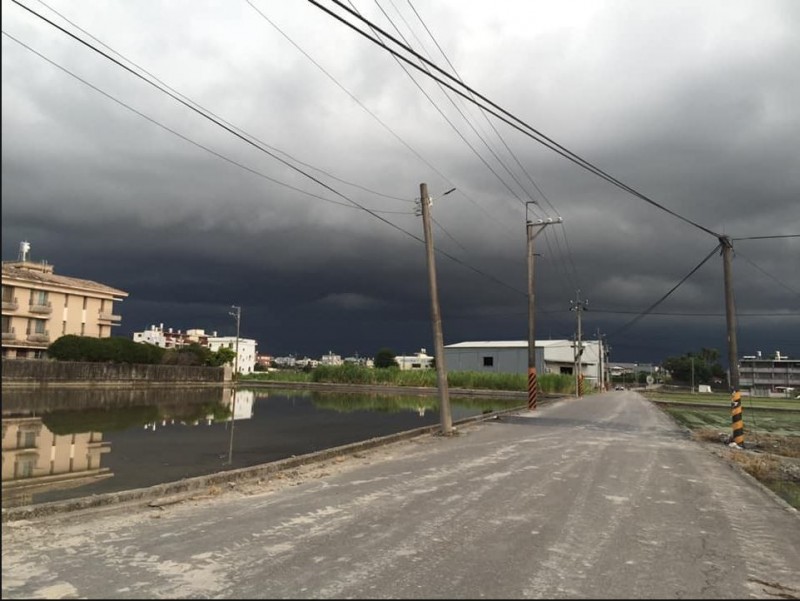 前方天空烏雲密布，但原PO卻因機車內沒雨衣而苦惱。（圖擷自爆廢公社）