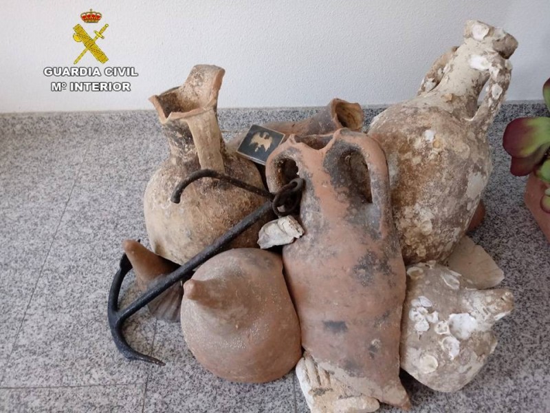 西班牙官員驚訝地發現海產店內竟藏有13個古羅馬「雙耳瓶」和1個18世紀的金屬錨。（圖取自西班牙Guardia Civil官網）