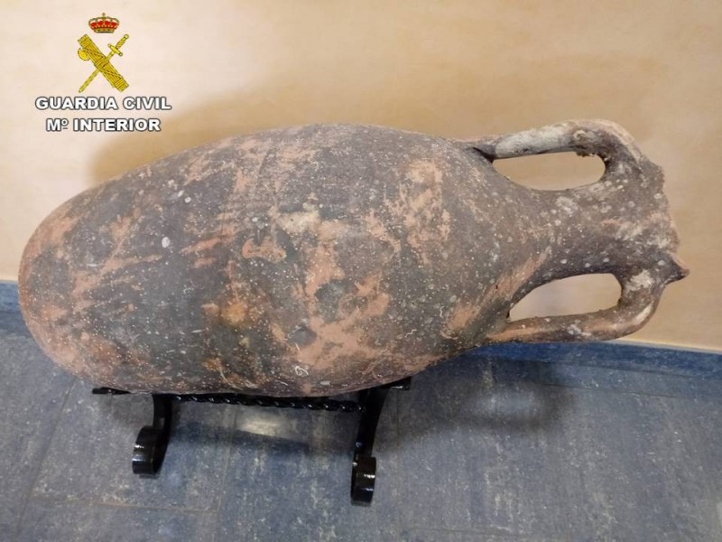 西班牙當局在例行檢查海產店時，發現數個古羅馬時代的容器「雙耳瓶」（amphorae），其中一些可追溯至公元一世紀。（圖取自西班牙Guardia Civil官網）