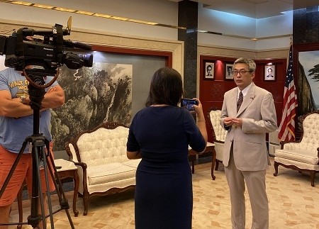 中國駐美國休士頓總領事蔡偉接受媒體訪問。（圖翻攝自中國駐休士頓總領事館官網）