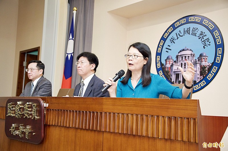 From left, Control Yuan members Peter Chang, Kao Yung-cheng and Wang Mei-yu attend a news conference at the Control Yuan in Taipei yesterday to announce corrective notices issued to several government ministries and the Customs Administration over a cigarette smuggling case last year.
Photo: Tu Chien-jung, Taipei Times