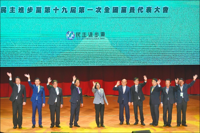 民進黨中生代鄭文燦（左三）、林智堅（左二）、林右昌（左一）19日出席全代會。
（資料照）