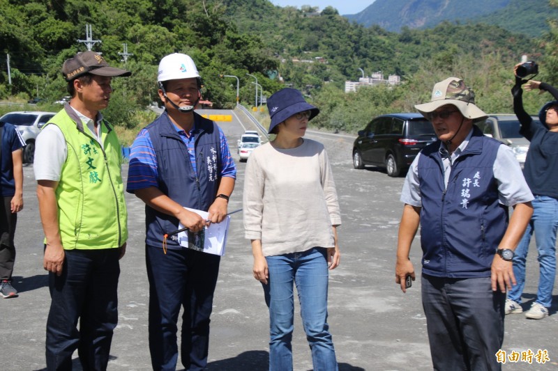 台東縣府正在知本溫泉打造25寬迎賓大道，縣長饒慶鈴（右2）今天視察工程。（記者黃明堂攝）