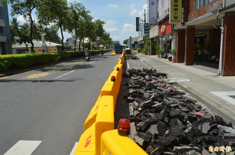 屏縣府將中山路部份路段停車格挖除施作植綠帶，當地住戶擔心影響進出及交通事故增加。（記者李立法攝）