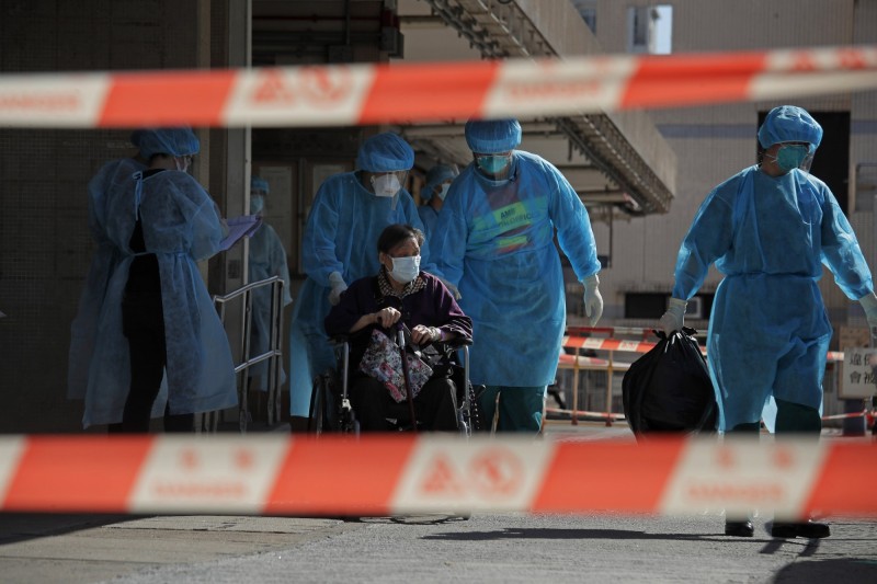 香港一處養老院爆發疫情，24日防疫人員協助院內住戶撤離。（美聯社）