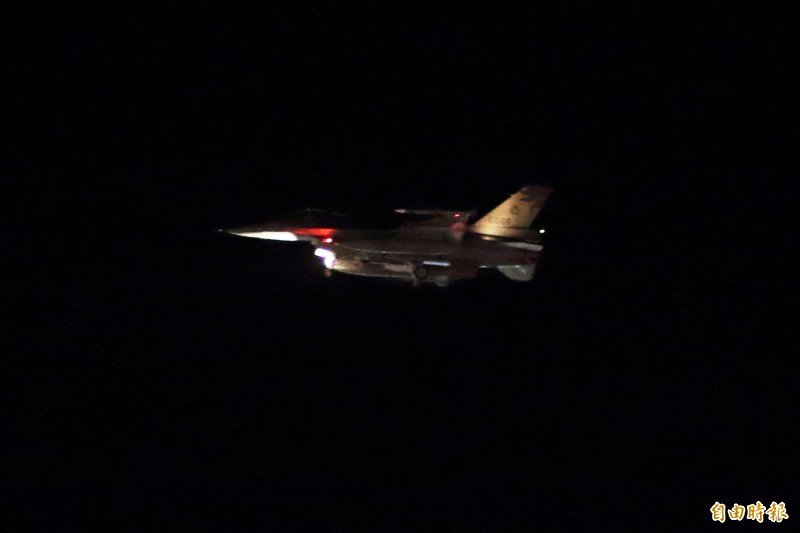 共機從昨晚到今天凌晨數度侵入我ADIZ防空識別區，空軍派出各基地戰機升空攔截驅離。圖為空軍花蓮基地F-16戰機夜間起飛執行驅離任務。（記者游太郎攝）