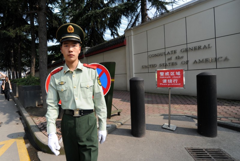 中國派出解放軍前往美國駐成都總領事館外。（法新社）