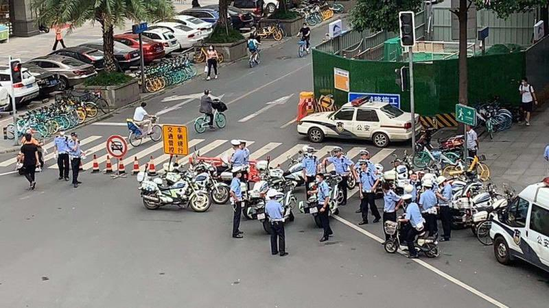 大批中國員警將美國駐成都總領事館包圍。（圖取自推特）