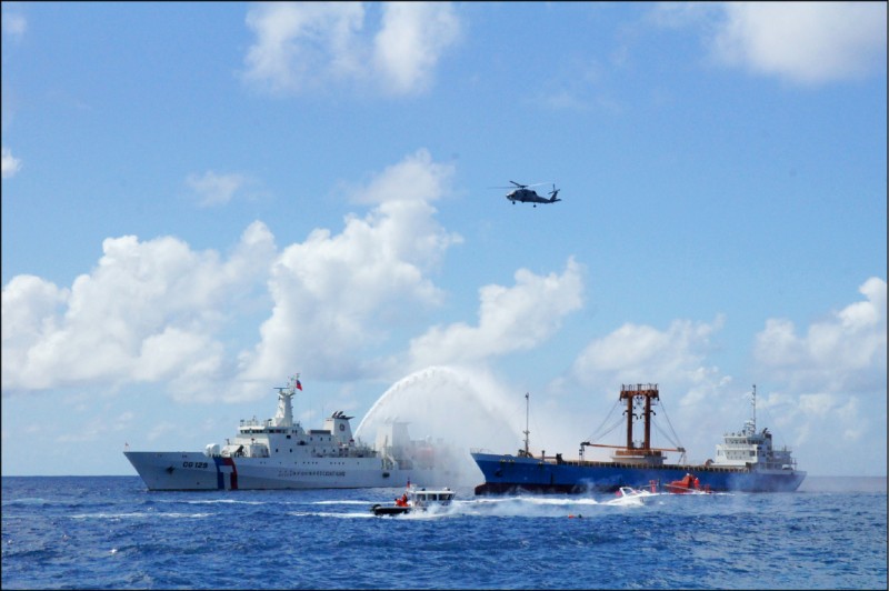 軍事專家宋學文建議，台灣目前可爭取與美軍共同在東沙、太平兩島進行後勤、人道合作，較不敏感，也能藉此鞏固兩島防務。圖為海巡署在太平島海域進行人道救援演練。（資料照）