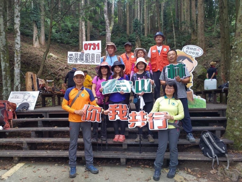 林務局新竹林區管理處在今天在苗栗縣南庄鄉加里山登山步道舉辦「一日巡護體驗活動」，讓社會大眾可以透過親身體驗來了解森林護管員日常工作的點滴，進而一起保護珍貴的自然資源。 （圖由新竹林管處提供）