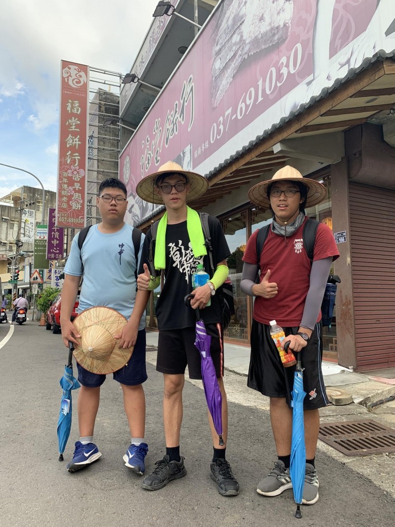 高中生黃品睿（右起）、李冠誼、陳雅行有志一同合組「酷行者聯盟」，要用6天時間從台北走路到彰化，體驗百年前賴和返鄉之路，今天路程已走一大半，沿途經過百年餅店，為行動增添意義。（學生提供）