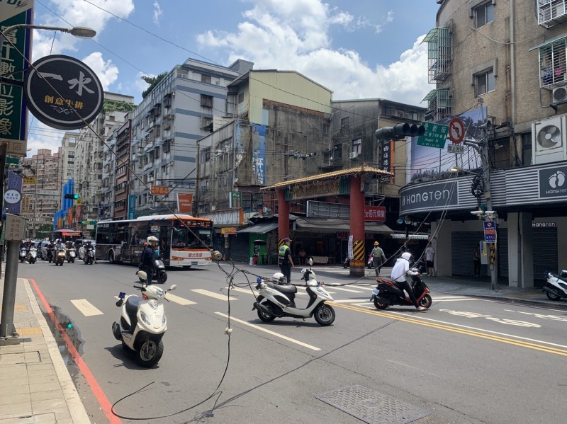 電線掉落害騎士摔車。（記者徐聖倫翻攝）