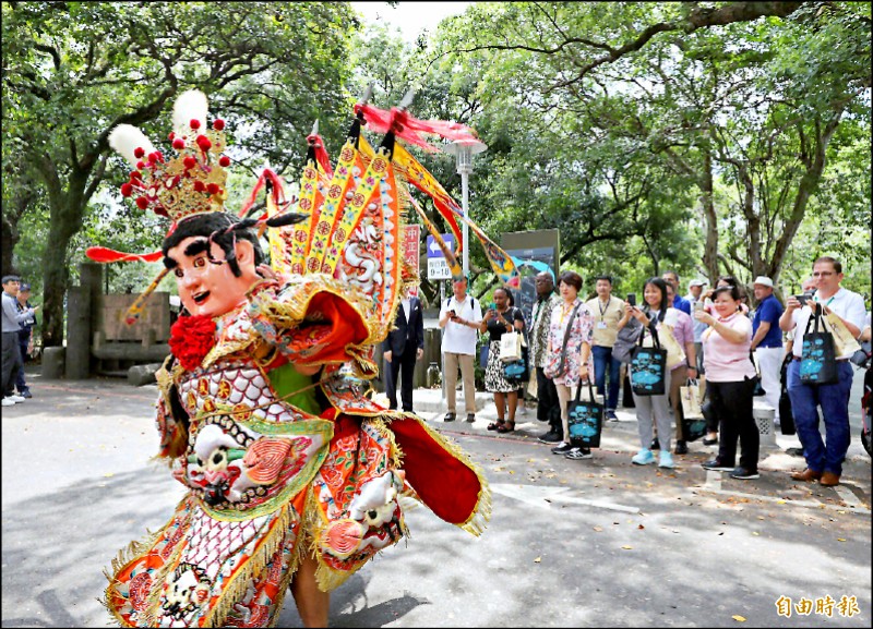 外交部、桃園市政府為走訪大溪老街的25國駐台使節，安排逗趣的Q版大仙尪表演。（記者李容萍攝）