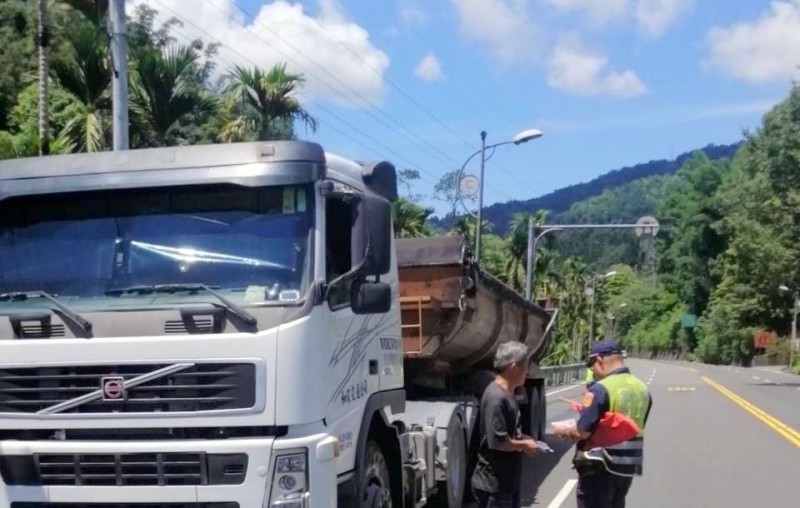 南投縣警察局集集分局加強取締砂石車情形。（記者謝介裕翻攝）