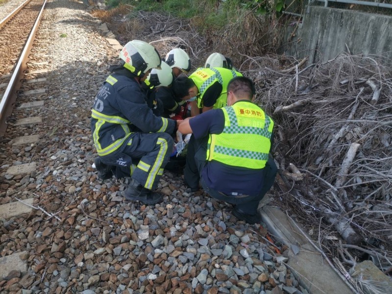 台鐵2511清水到沙鹿區間車撞到一名行人，當場無呼吸心跳，消防人員仍將他送醫。（記者歐素美翻攝）