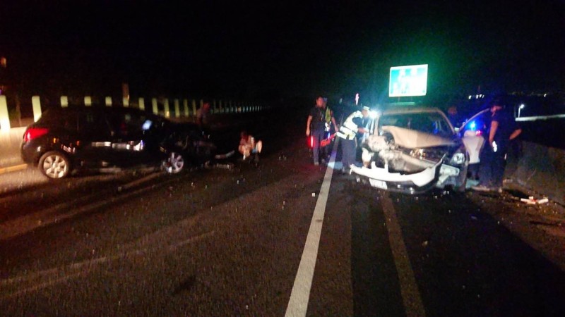 嘉義東西向快速公路發生離奇互撞車禍，車頭幾乎全毀。（記者蔡宗勳翻攝）