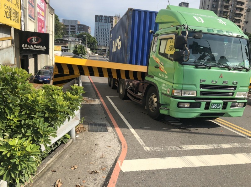 貨櫃車弄倒限高桿，造成道路壅塞（記者吳昇儒翻攝）