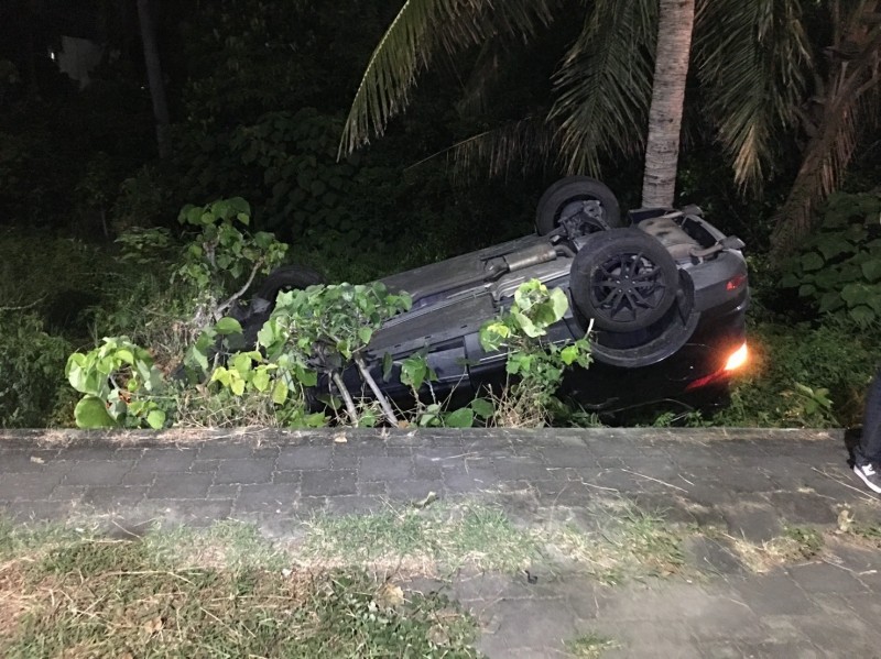 台東市外環道昨夜車禍，一輛自小客掉落路邊凹地，四輪朝天。（記者黃明堂翻攝）