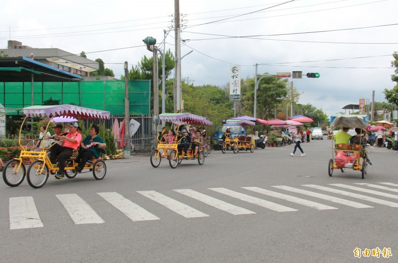 田尾公路花園在疫情解封後觀光未如預期，有三輪車業者抱怨，假日僅收到1張振興券使用。（記者陳冠備攝）