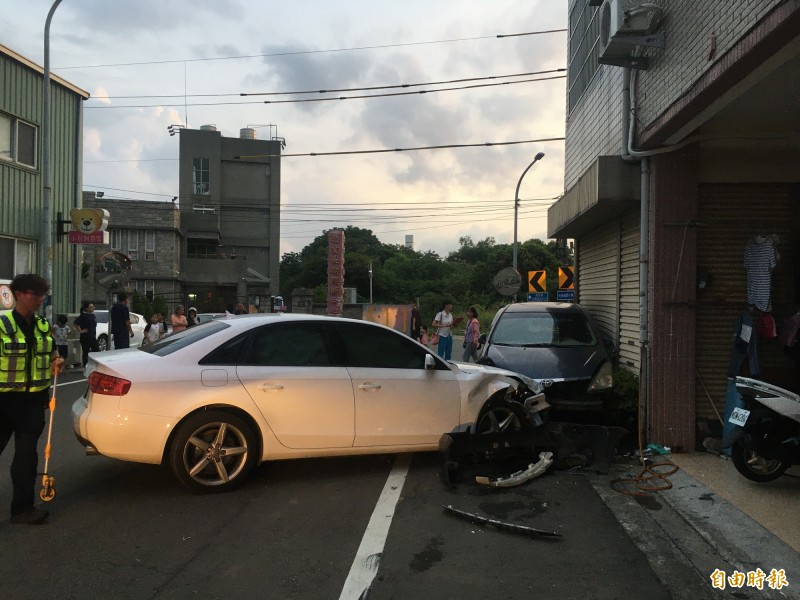 白色奧迪車輛猛撞停放在路邊的豐田汽車。（記者鄭名翔攝）