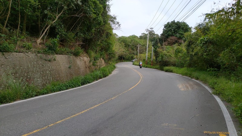 完善新竹山區外環道路路網，新竹縣政府爭取中央補助，逐年拓寬寶山鄉竹43線三峰路，第2期工程獲交通部核定5.2億餘元總經費，如開標順利，可望於9月動工，2023年中竣工。（新竹縣政府提供）