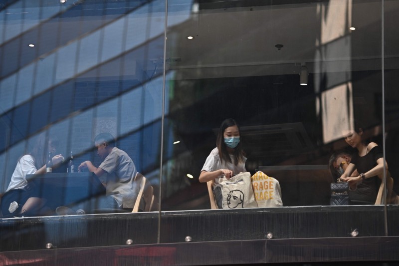 香港武漢肺炎疫情持續惡化，今天共新增145人確診，刷新疫情爆發以來單日新增最多紀錄，在社區感染的142名確診病例中，有59名感染路徑不明；面對疫情持續升溫，港府也祭出4項更加嚴格的防疫政策。（法新社）