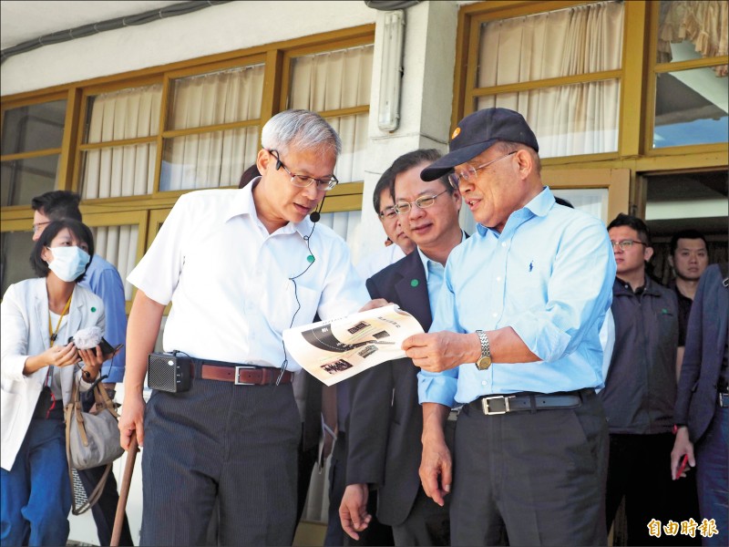 行政院長蘇貞昌（右）拿著書面簡報，詢問國發會中興新村活化辦公室主任吳文貴（左）相關細節。（記者陳鳳麗攝）