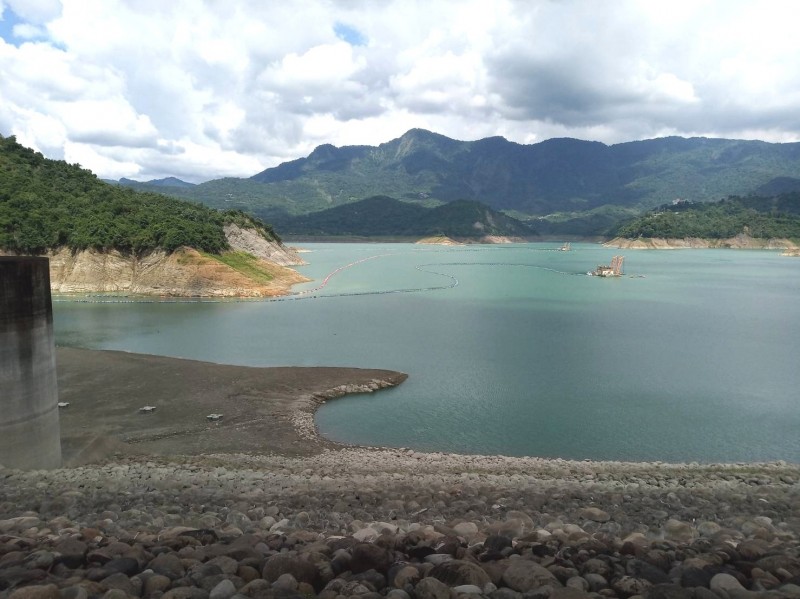 7月沒颱風，曾文水庫目前蓄水率不到2成5。（記者吳俊鋒翻攝）