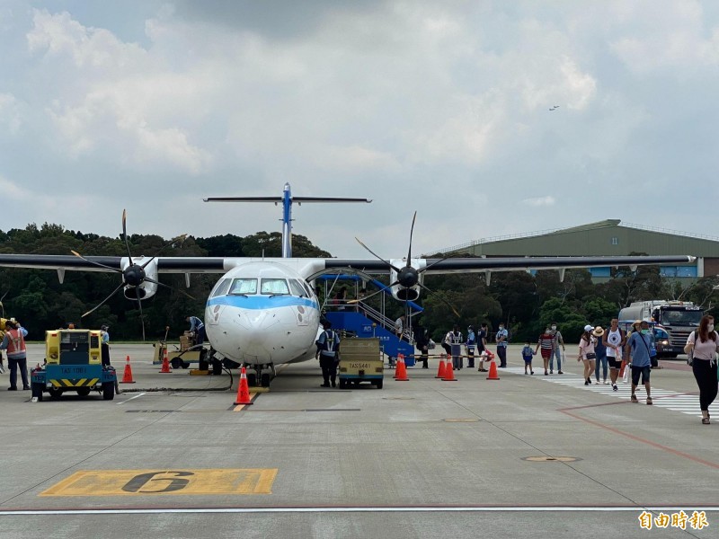 因戰機輪胎被異物刺破擋住民航機滑行道，影響台中國際機場３班次離島班機起降，引發旅客抱怨。（記者歐素美攝）