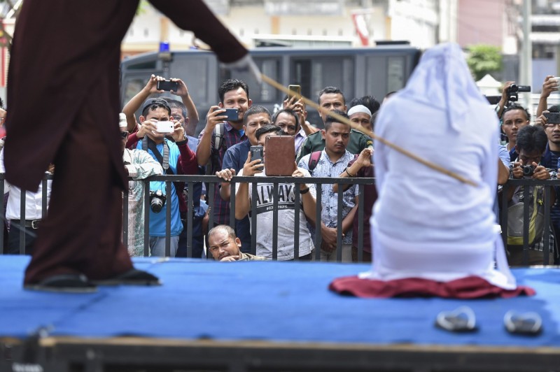 2名婦女27日被公開處以近100次鞭刑，為印尼亞齊省蘭沙市（Langsa city）首個因「拉皮條」受刑的案例。圖為亞齊省鞭刑示意圖。（法新社）