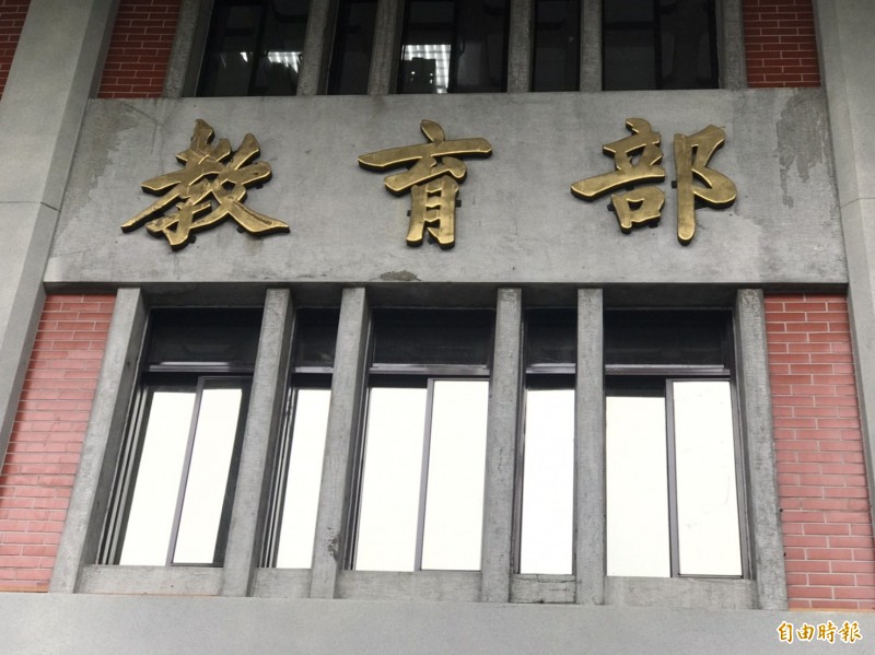 教育部宣布推出8項機制強化學位論文品質保護，包括將與國家圖書館合作，開發學位論文比對系統無償提供各校使用，期刊論文比對系統也將採購給各校。民間業者今宣布要捐贈一套價值2千萬元論文比對系統給教育部。（記者林曉雲攝）