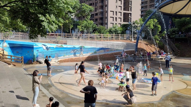 新北市林口區夏季限定的噴水池公園，在今年端午節啟用，小朋友們開心玩水。（水利局提供）