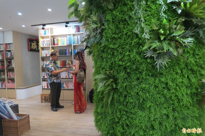 百年書店引進不同新設計,即使店內站著看書也享受放鬆氛圍。(記者蘇孟娟攝) 百年書店引進不同新設計,即使店內站著看書也享受放鬆氛圍。(記者蘇孟娟攝)