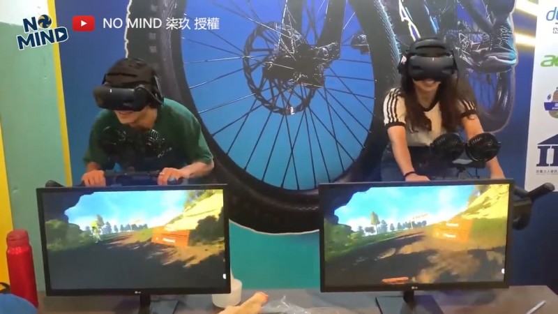 民眾體驗新現代五項運動會的VR飛輪。（YouTube NO MIND 柒玖 授權）