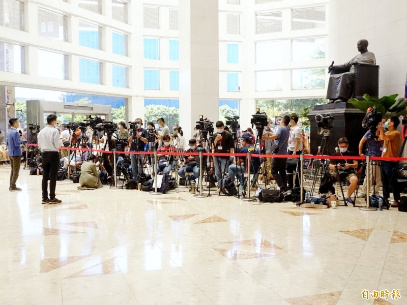大批媒體在台北榮總大廳守候。（記者朱沛雄攝）