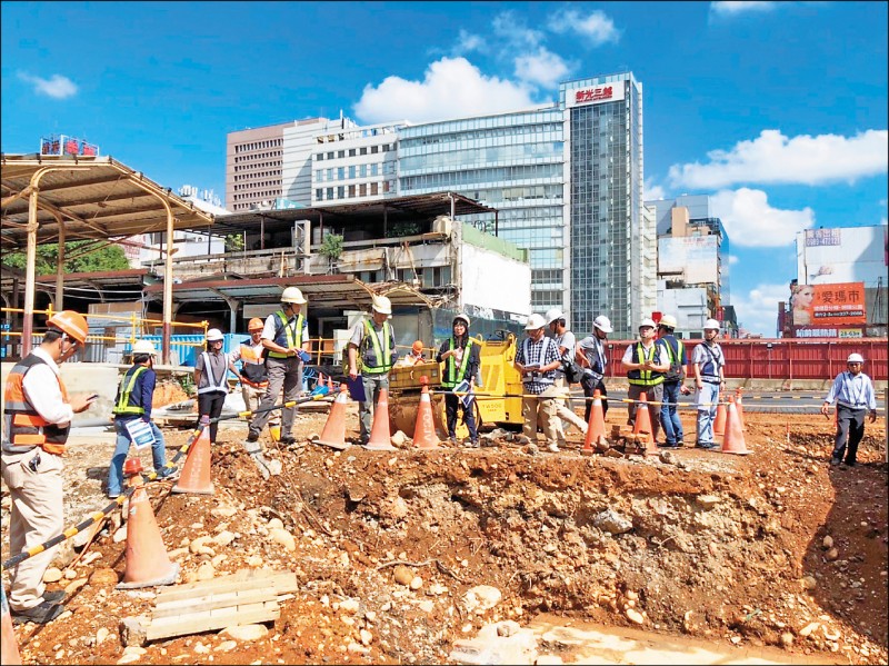 捷運綠線施工，疑似挖掘到清代鐵道遺構，文資委員到場會勘。（文化局提供）