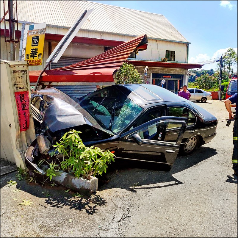 祝姓男子酒駕撞進公車亭。（民眾提供）