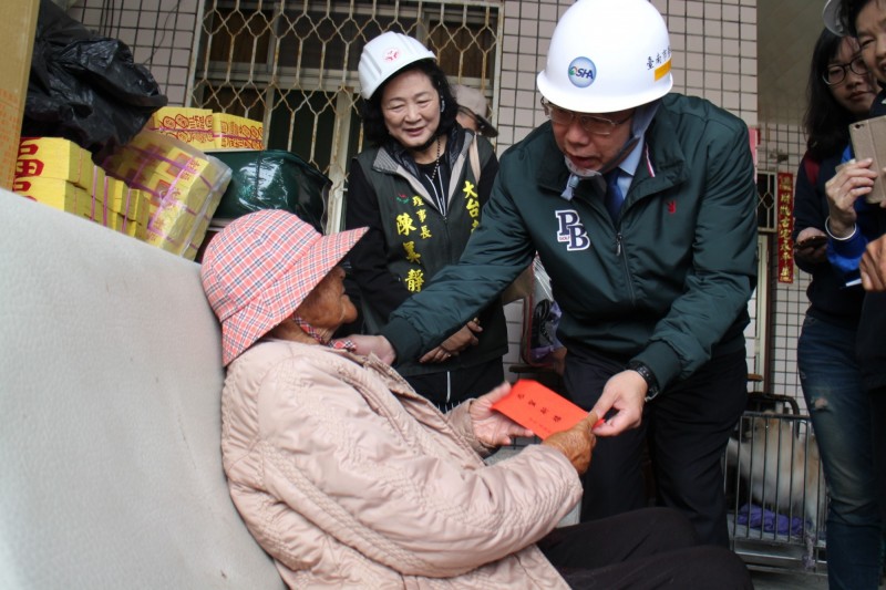 台南市長黃偉哲照顧弱勢族群，明年低收入戶免費收看有線電視。（台南市府提供）