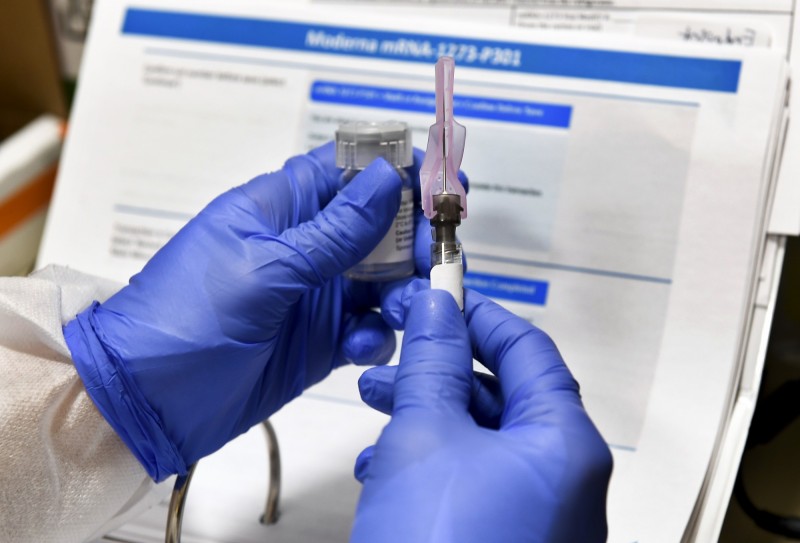 莫德納疫苗試驗的3萬名試驗者中，將有一半的人注射疫苗，一半的人注射安慰劑。（美聯社）