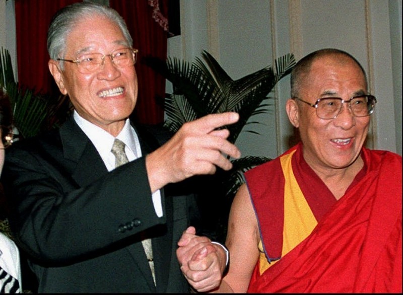 達賴喇嘛表示，李登輝對台灣民主貢獻非凡。圖為1997年，時任總統的李登輝（左）在台北賓館接見達賴喇嘛。（美聯社資料照）