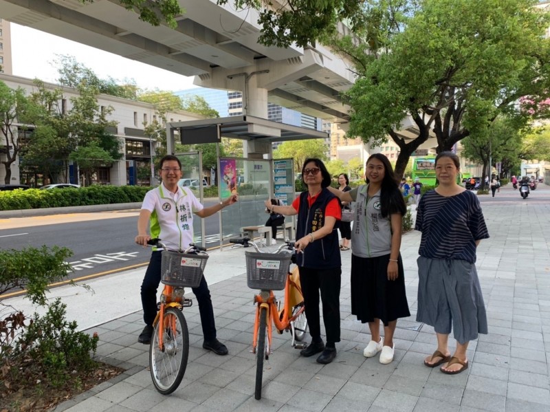 台中捷運將於年底通車，市議員林祈烽（圖左）等民代，希望增設iBike租賃站。（記者張瑞楨翻攝）