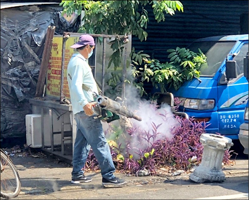 桃市派員在本土登革熱病例個案的住家附近，緊急進行化學防治噴藥作業。（資料照，桃園市政府提供）