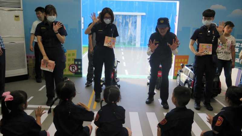 新北市警察局婦幼隊長陳良良（右2）與女警們扮演隊輔，對小小波麗士們宣導右婦幼安全。（記者吳仁捷翻攝）