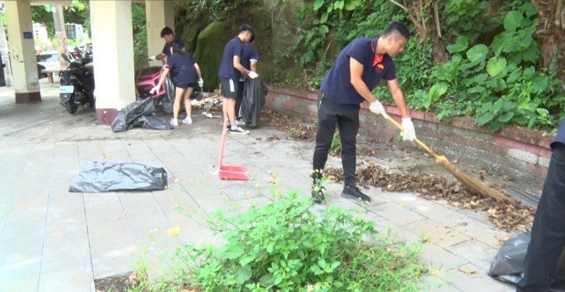 志工們清掃龍目井周邊環境。（記者林欣漢翻攝）