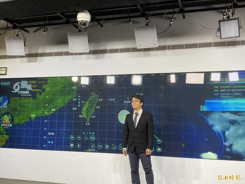 氣象局資深預報員徐仲毅表示,隨著颱風接近,今起基隆、北海岸、東半部、恆春、綠島、蘭嶼、西南沿海及馬祖要嚴防長浪發生,目前在鵝鑾鼻、澎湖沿海都已觀測到2米以上長浪,提醒民眾在海邊活動要注意安全。(記者蕭玗欣攝) 氣象局資深預報員徐仲毅表示,隨著颱風接近,今起基隆、北海岸、東半部、恆春、綠島、蘭嶼、西南沿海及馬祖要嚴防長浪發生,目前在鵝鑾鼻、澎湖沿海都已觀測到2米以上長浪,提醒民眾在海邊活動要注意安全。(記者蕭玗欣攝)