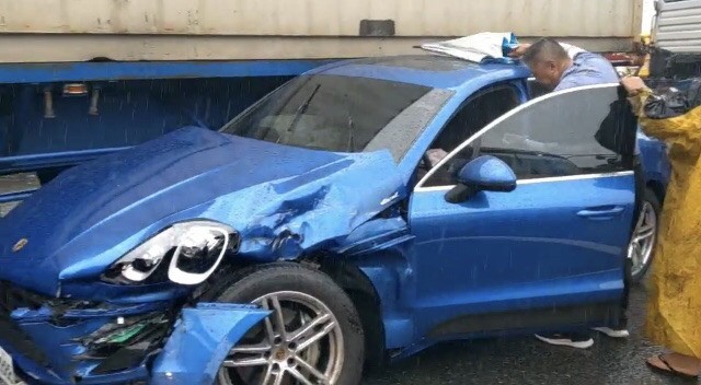 保時捷緊貼大貨車邊。(記者鄭名翔翻攝) 保時捷緊貼大貨車邊。(記者鄭名翔翻攝)