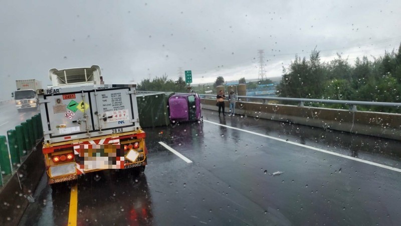 台61線彰化伸港南下路段小貨車翻車。（圖擷取自彰化踢爆網）