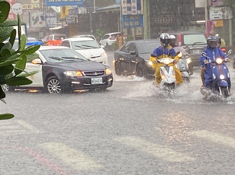 台南永康下午出現明顯雨勢，導致中山南路、東橋七路口道路一度積水約10公分。（記者萬于甄翻攝）