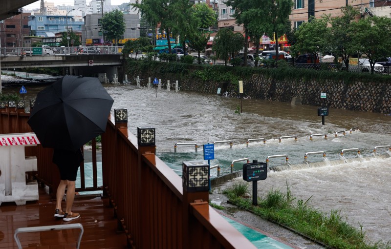 南韓暴雨災情已造成6死8失蹤，受災民眾增至818人。圖為首爾弘濟川。（歐新社）
