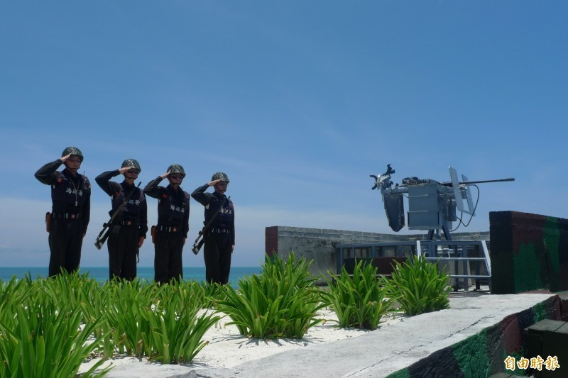 為因應共軍8月進行模擬奪取東沙島的演習,我國繼派出一個加強連的陸戰隊官兵進駐東沙島之後,上週再派出陸戰隊增援東沙。圖為東沙島海巡署官兵過去進行戰備演練畫面。(資料照) 為因應共軍8月進行模擬奪取東沙島的演習,我國繼派出一個加強連的陸戰隊官兵進駐東沙島之後,上週再派出陸戰隊增援東沙。圖為東沙島海巡署官兵過去進行戰備演練畫面。(資料照)